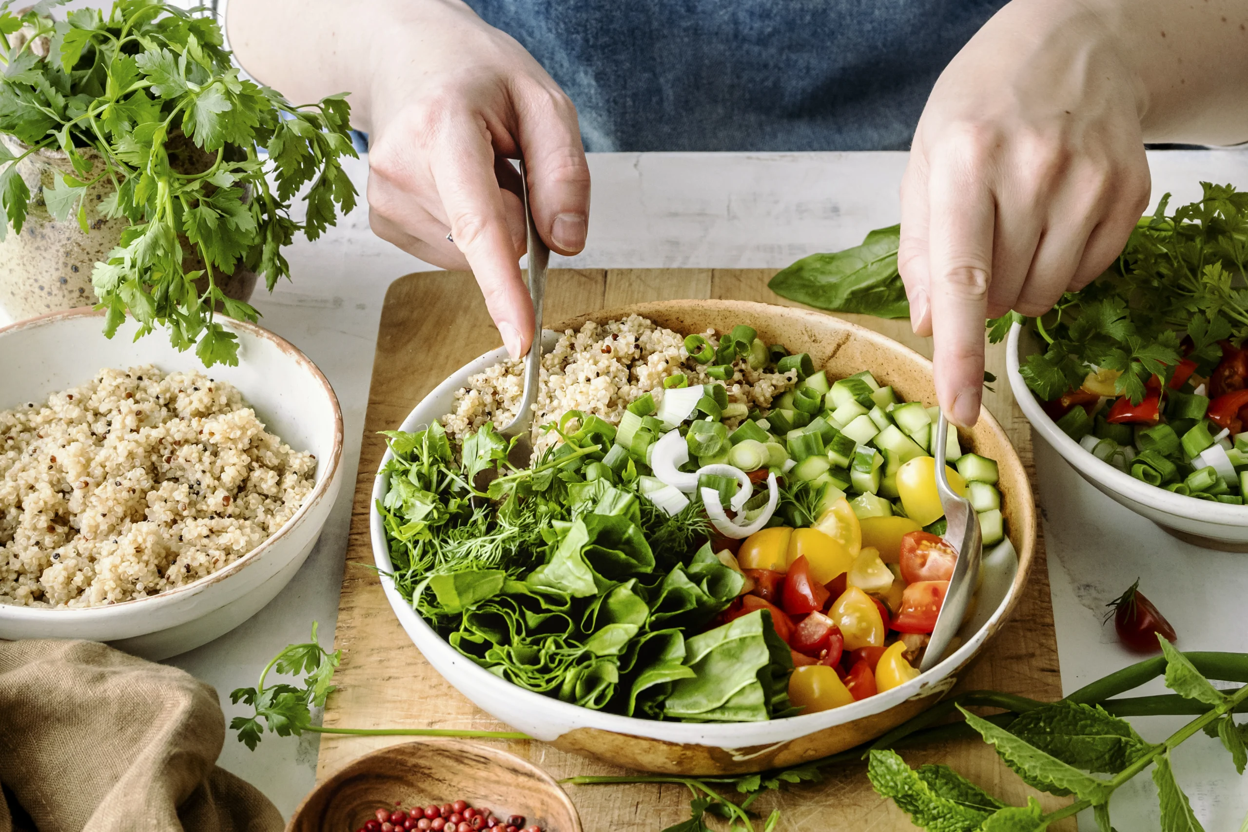 ¿Cómo se prepara una ensalada balanceada?