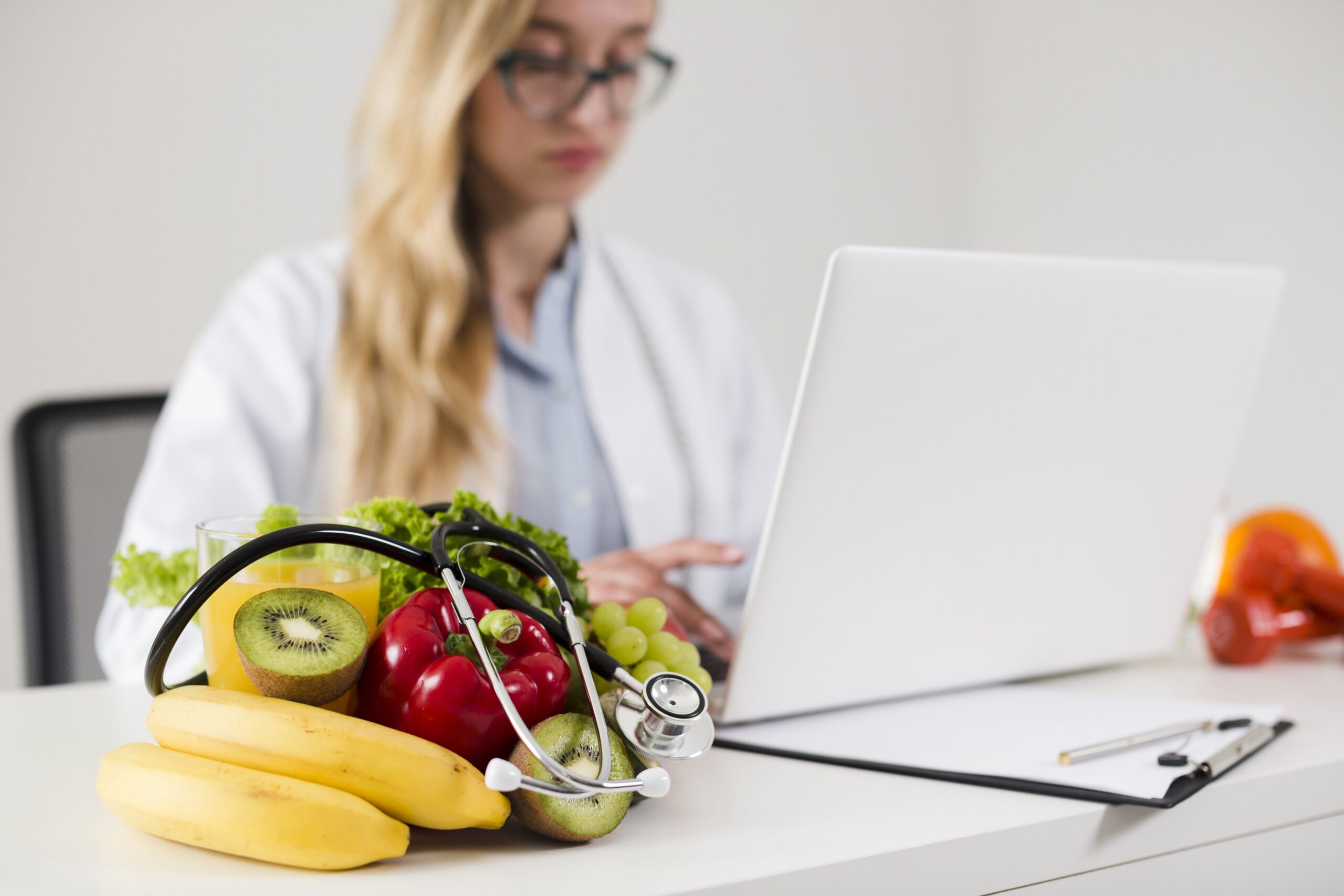 La Urgencia de Consultar a un Nutricionista: Los Peligros de Seguir Consejos de Influencers sin Formación